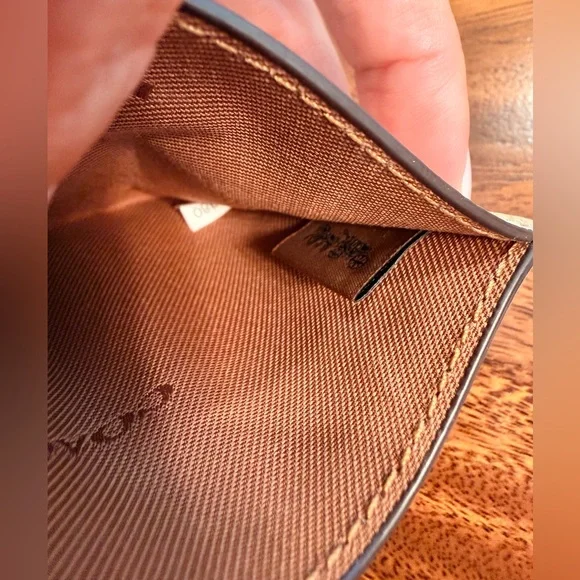 Coach Pebbled Leather Card Case Holder in Cream with Black 'C' Logo NWOT - Picture 9 of 12